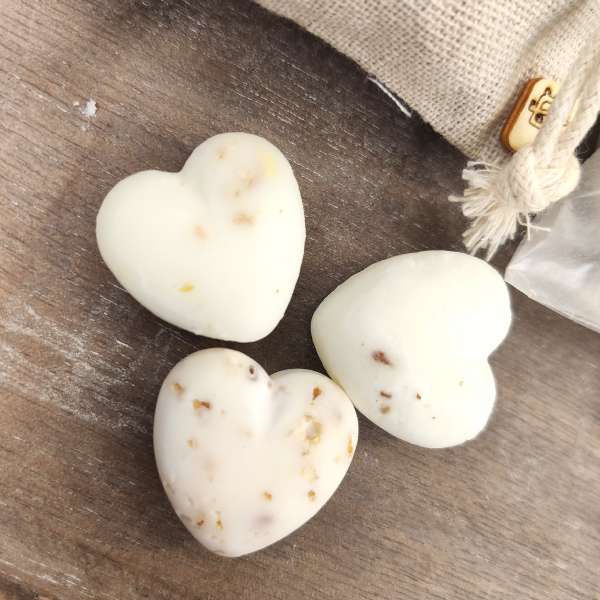 bomboniere battesimo bimba cuori di cera profumati